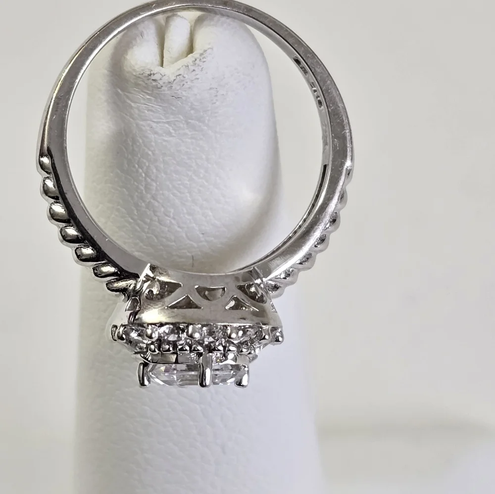 Watch Video / 14K Gold Assher Cut Solitaire Halo Ring